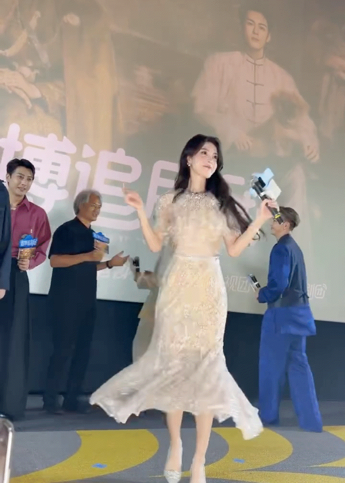 陈伟霆曾舜晞陈瑶转圈跳舞九门 戏里携手探秘古楼，戏外一同起舞转圈！三位同框看点满