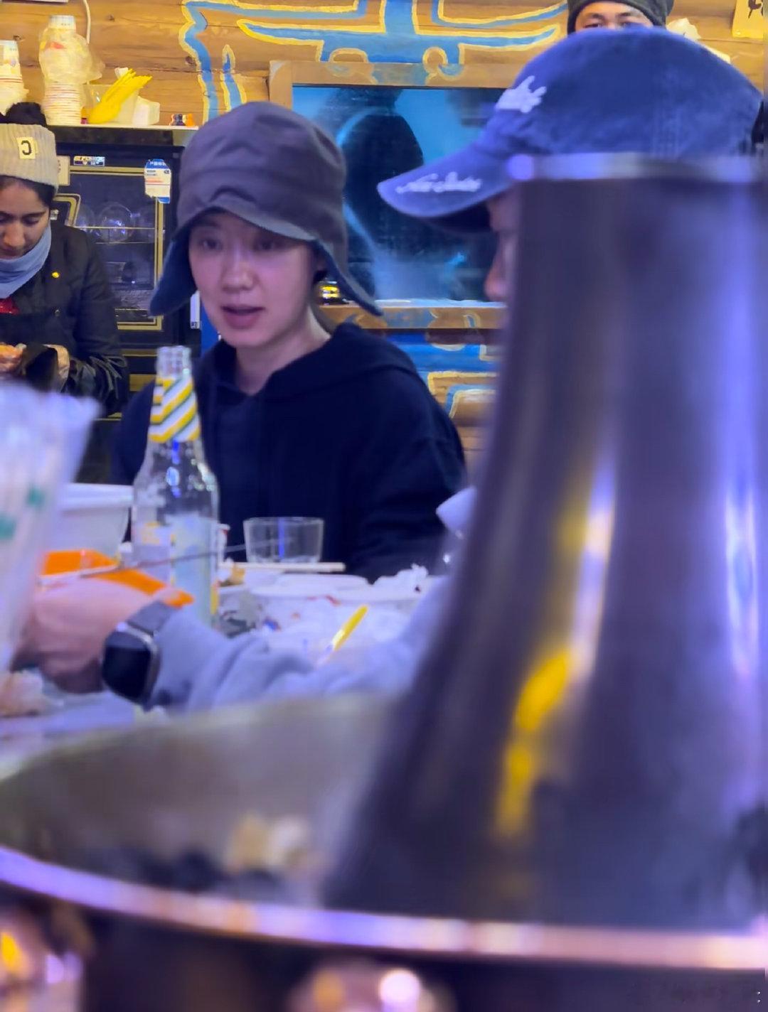 新疆偶遇贾玲张小斐吃饭网友新疆偶遇张小斐贾玲聚餐，感情真好啊～网友新疆偶遇张小斐