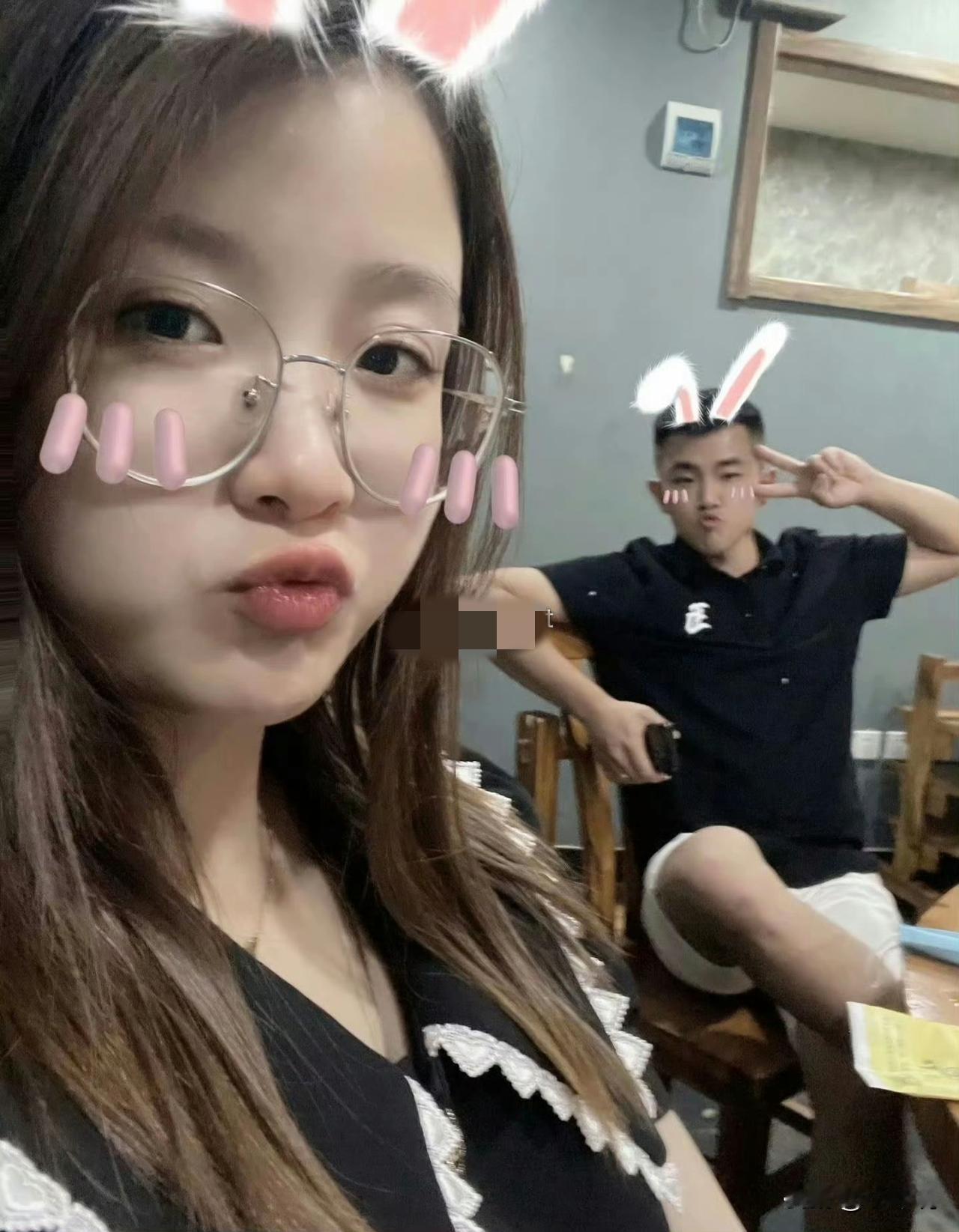 金某与刘某某的爱情始于青涩校园。高中时期，两人是同窗好友，共同走过备战高考的紧张