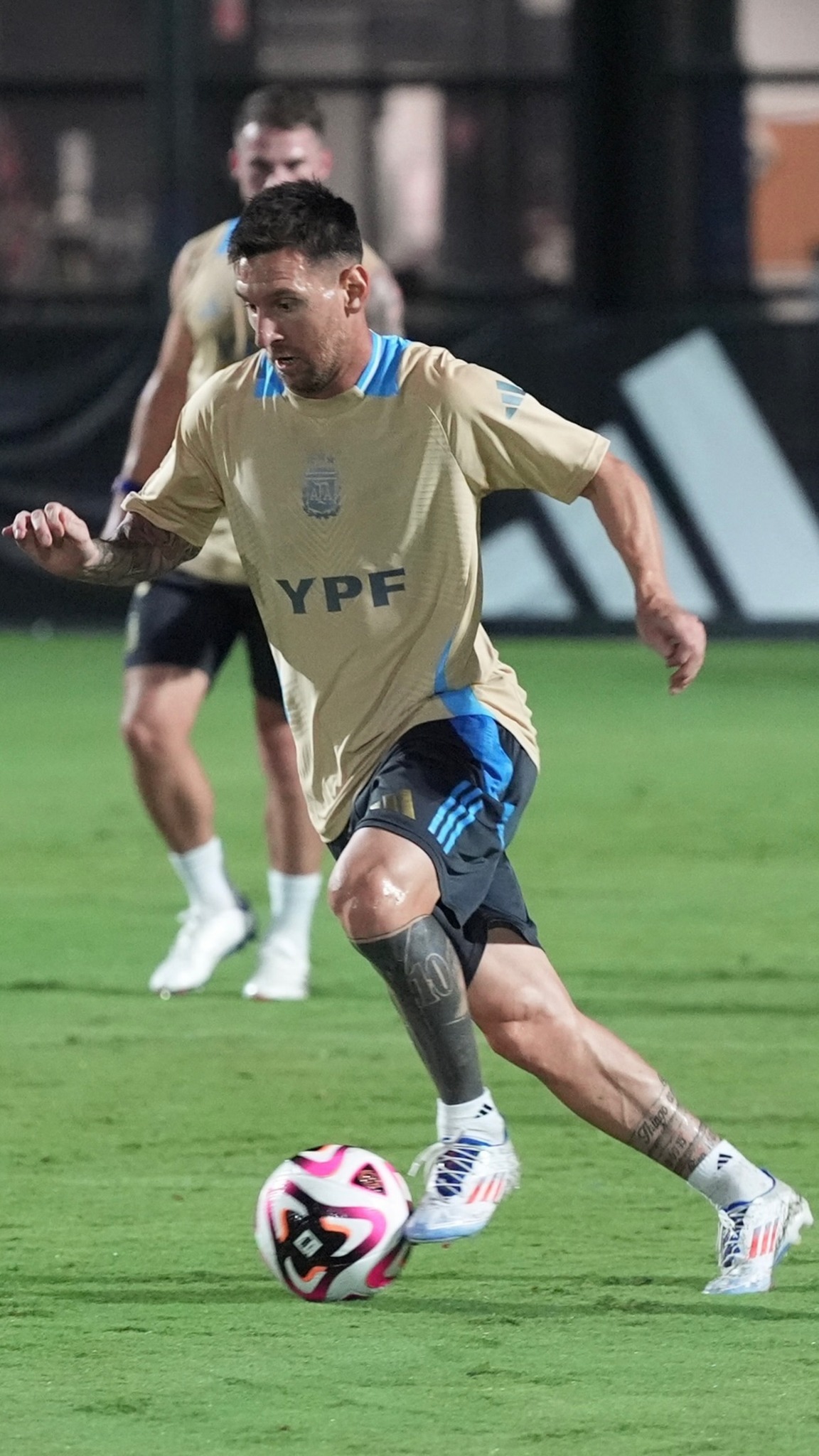 【帅就完了[doge]】梅西Ins Story晒今日训练[可怜][可怜][可怜]