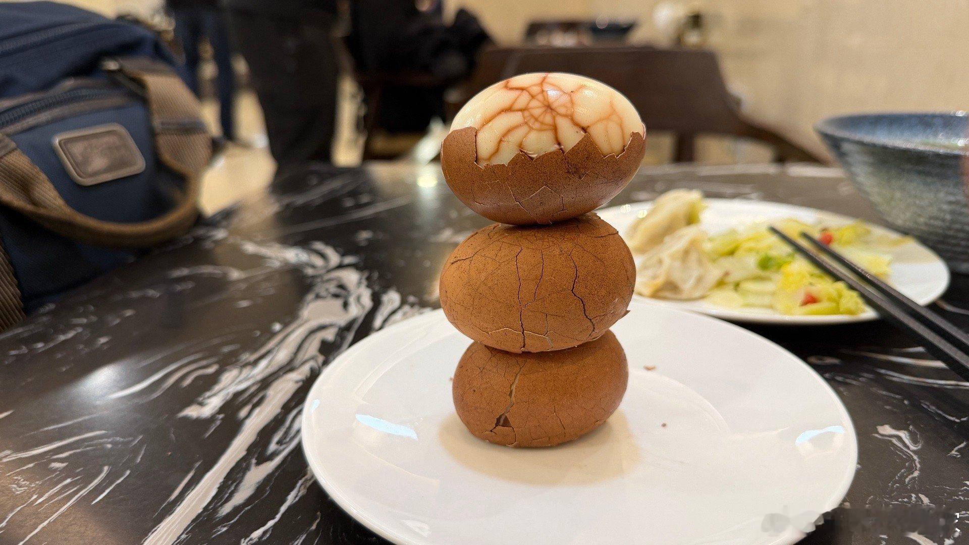 在茶蛋高原上，赭褐“蛋尼堆”层叠而立，裂纹是高原风刻下的纹路，烟火堆成祈福的丘峦