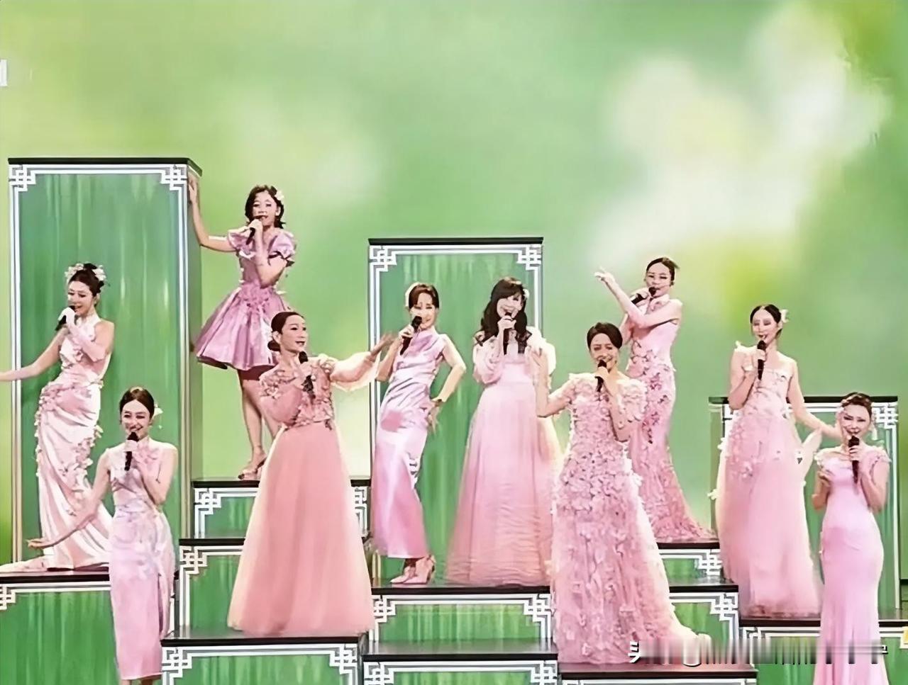 这个“少女组合”加在一起，应该有500岁了吧。
    按照年龄划分，是不是应该