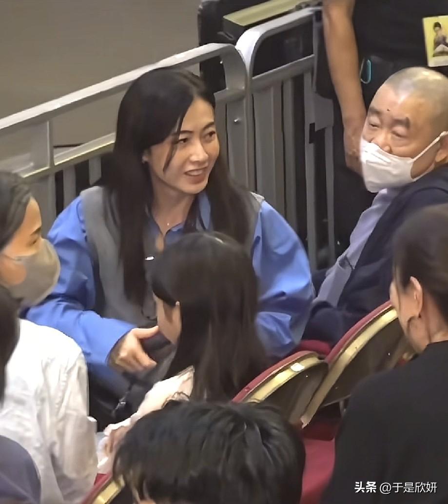 刘銮雄甘比同看谭咏麟演唱会，一个眼神藏不住爱意
 
近日，有网友在谭咏麟演唱会现