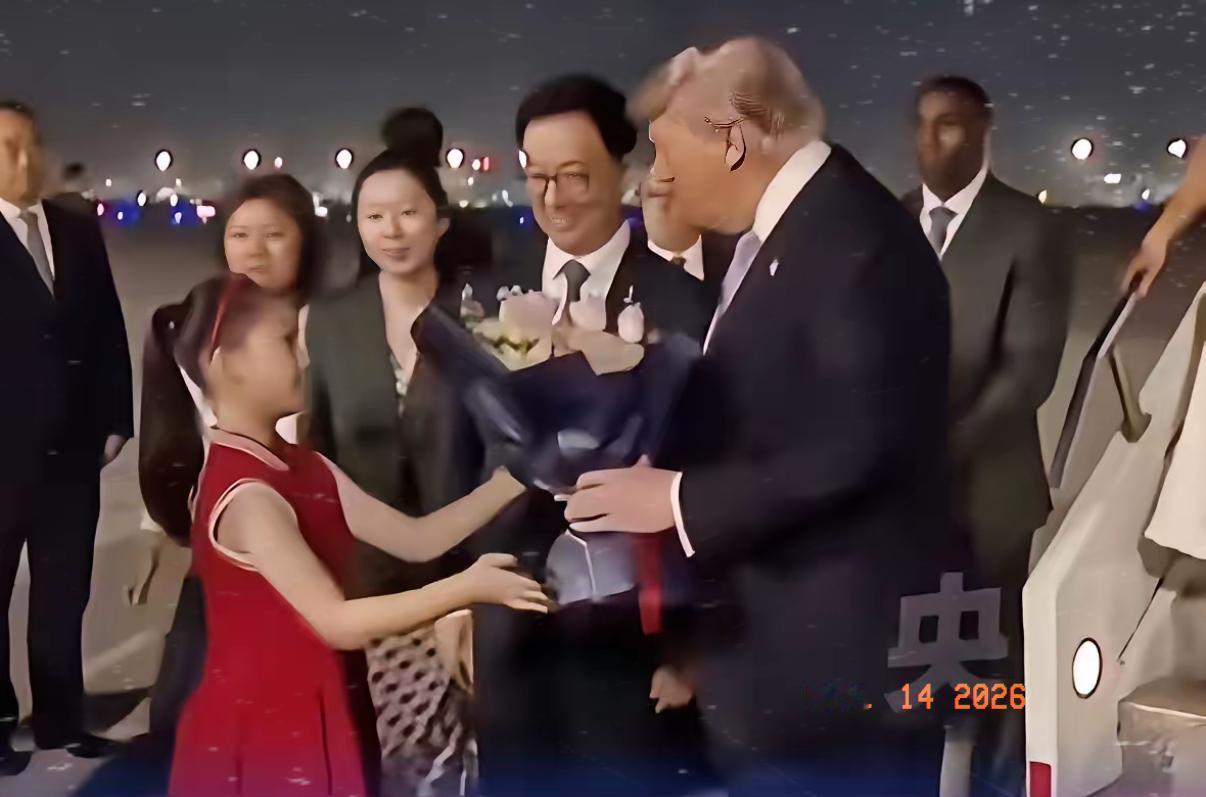 在今晚的迎接仪式中，
最令我感动的不是整齐划一的仪仗队，
也不是现场热情的欢迎人
