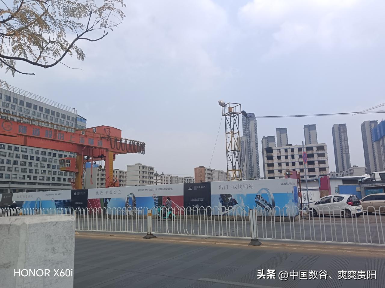 昆明地铁2号线二期官南大道以前地铁广告都撤完了，只剩房地产广告了！

2023年