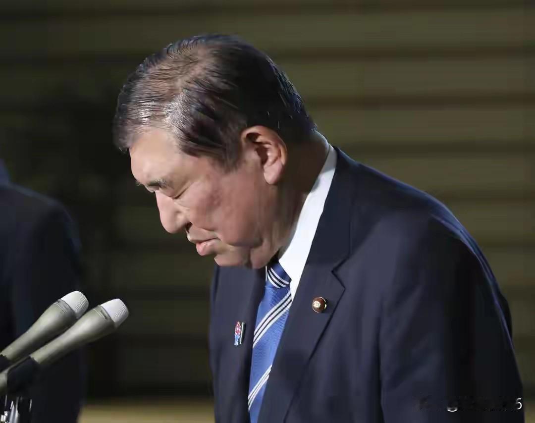 就在2025年9月3日我国大阅兵前夕，日本政坛又传来大新闻：首相石破茂公开宣布不