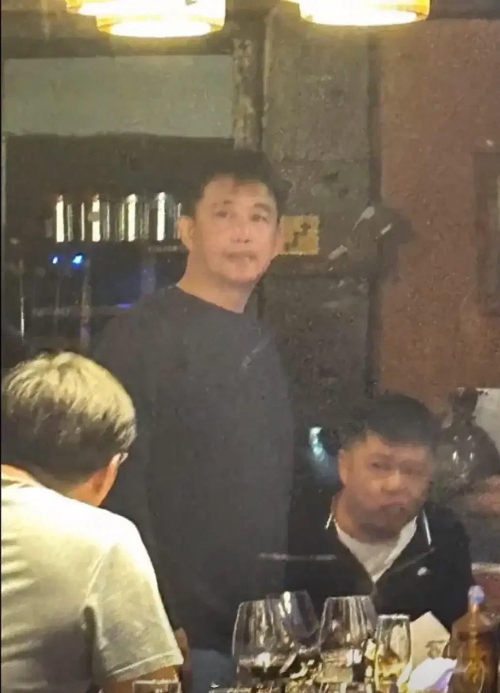 于正黄磊徐峥在酒吧聚餐被拍到于正黄磊徐峥酒吧聚餐，网友辣评：一个比一个嘴碎。真的