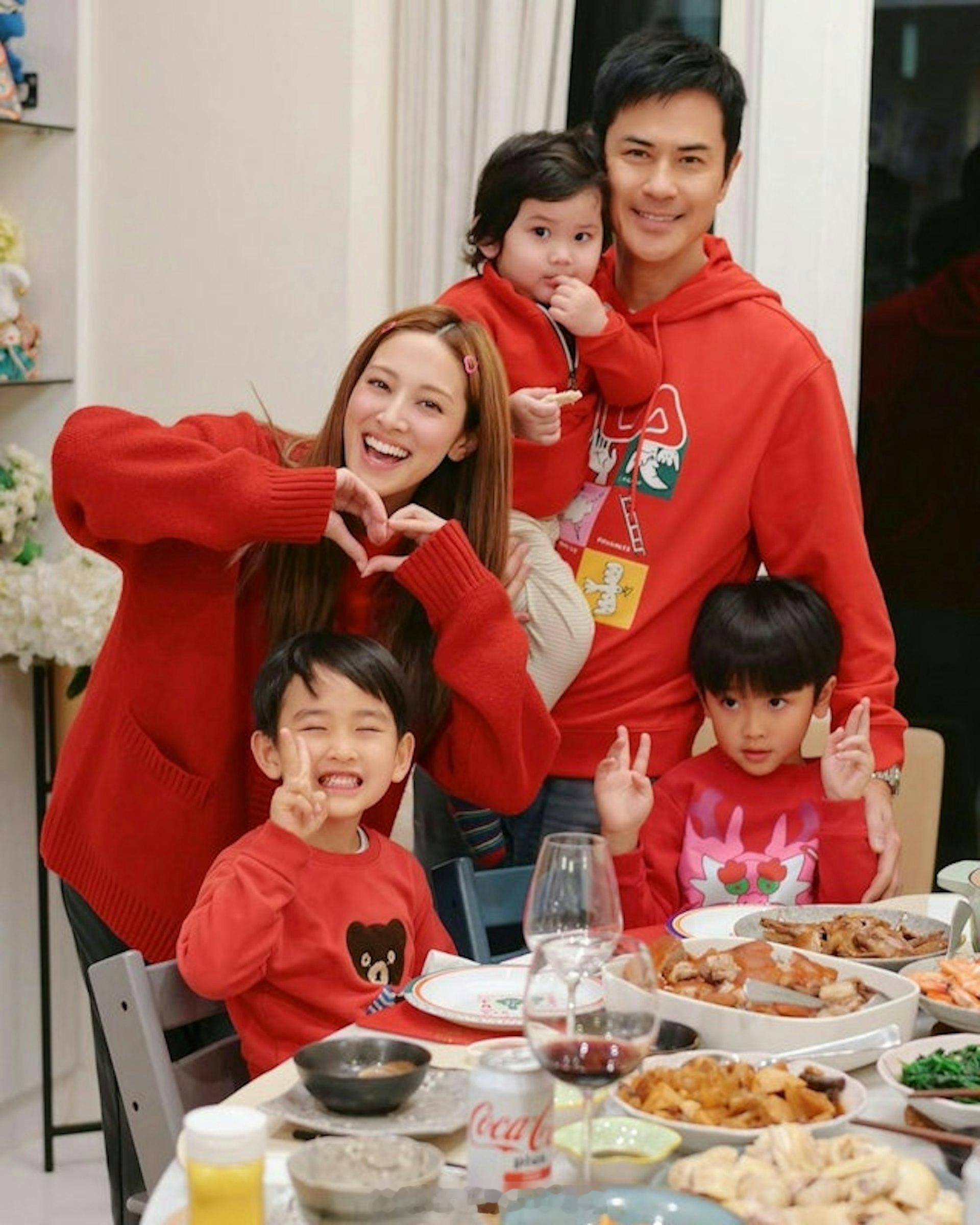 离巢视帝夫妻出活动一说话获讚对TVB有情义　曾被嘲废帝靠老婆养 | 香港01现年