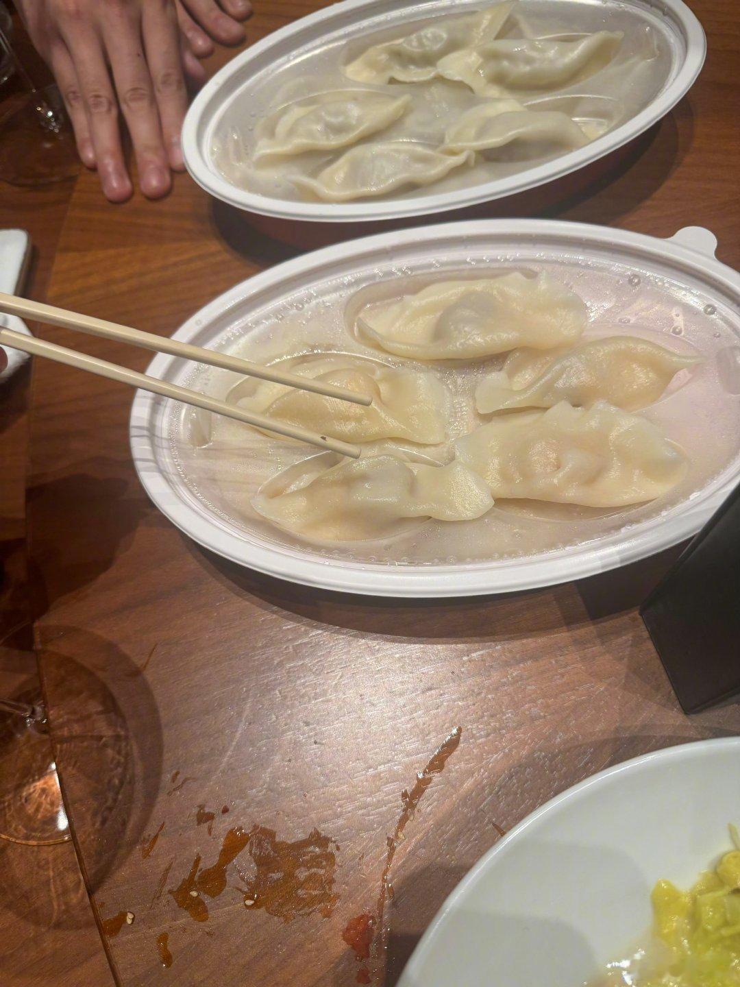 陈妍希凌晨吃饺子陈妍希晒饺子照 刚看到陈妍希凌晨发的饺子，两大盘摆在桌上，筷子夹