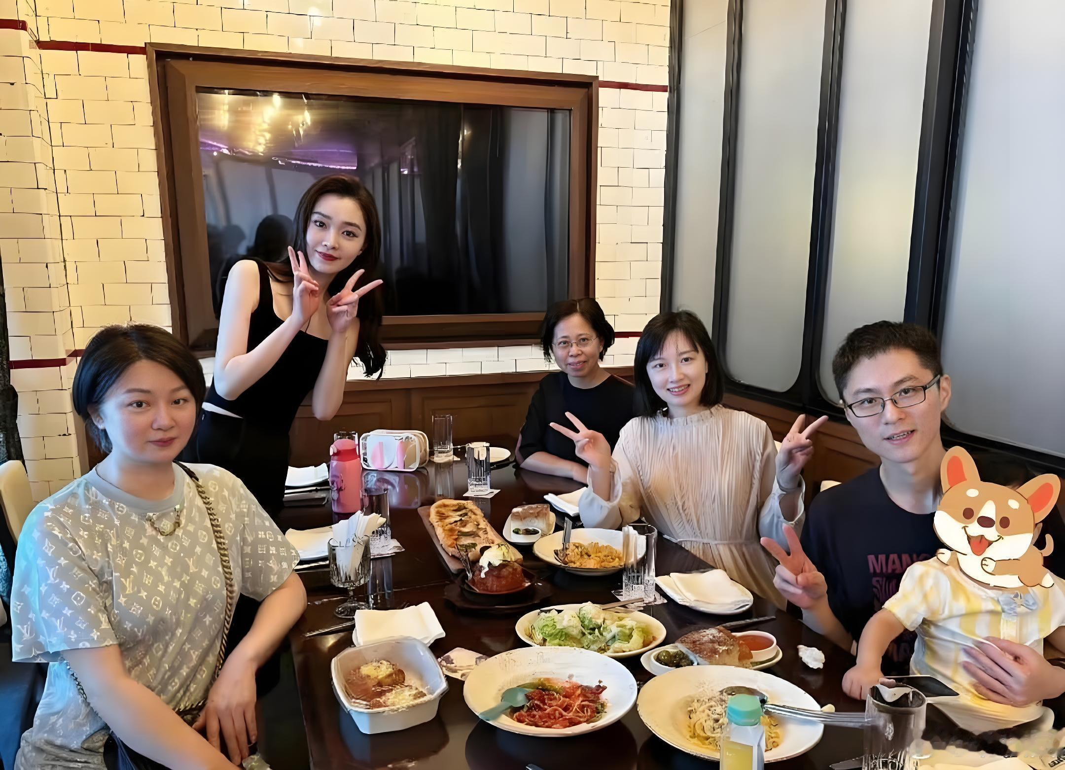 宋轶与家人聚餐合照，不愧是明星，离开了聚光灯和镜头还是很好看啊。 