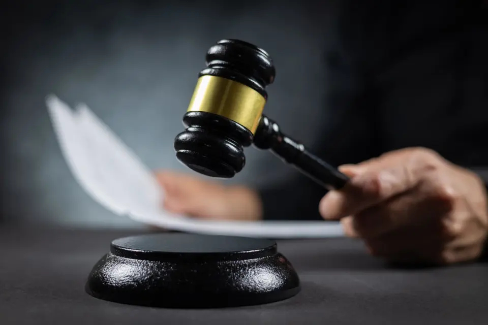 【烟草公司职工婚内出轨2人被开除】男子婚内出轨2人被开除后起诉 在婚姻关系存续期