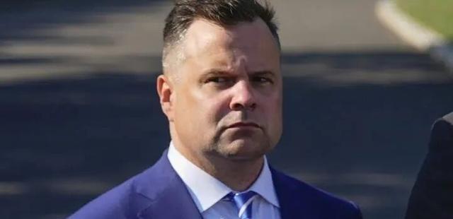 美国 政坛爆出了一件让人大跌眼镜的重磅人事变动。特朗普正式宣布，任命38岁的比尔
