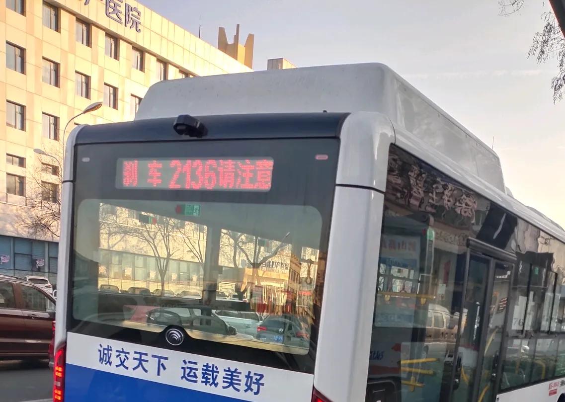 即墨交运2136路也换上了新买的宇通E8公交车，目前车队好像就这一辆。即墨交运的