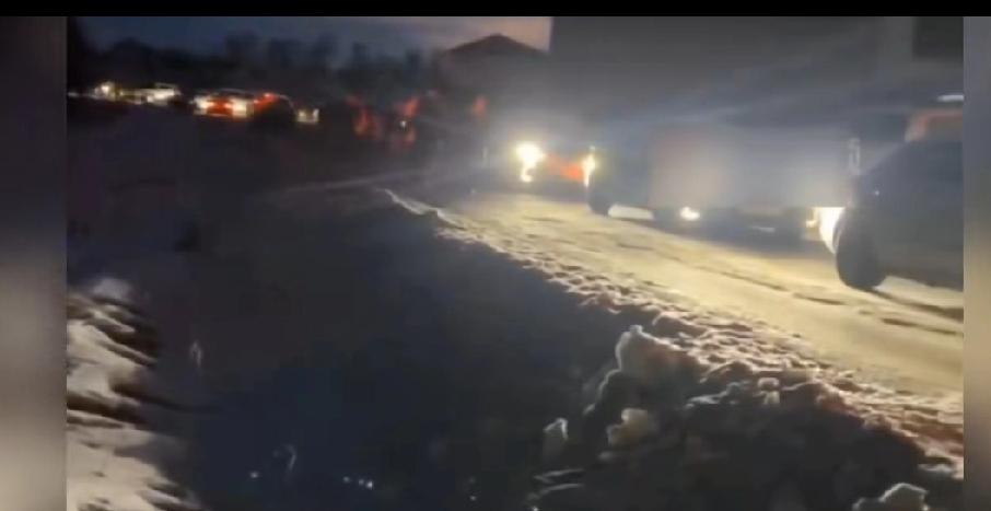 贺蛟龙同志追悼会，在家乡昭苏举，行十点钟的遗体告别仪式，天还没亮就有许多民众沉痛