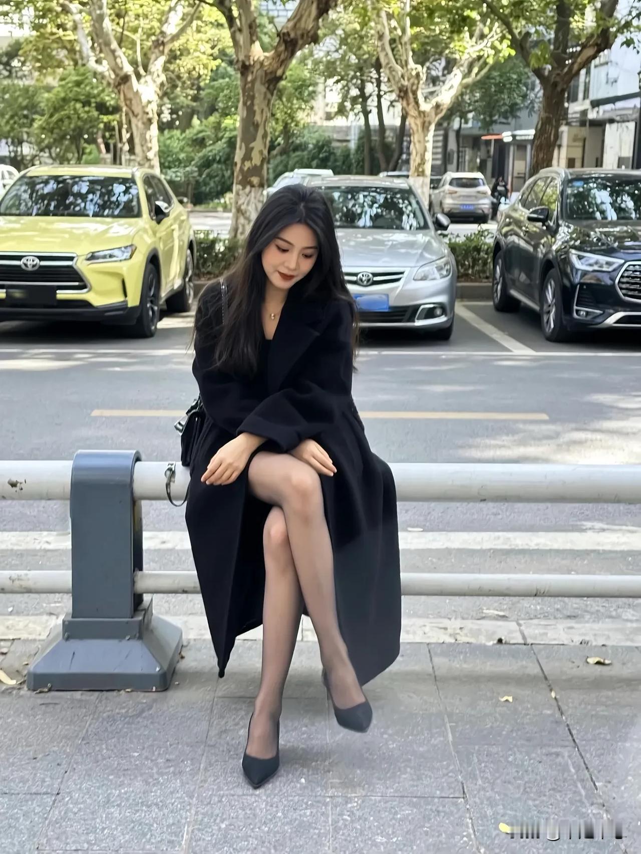 如何看待女生穿丝袜厚黑有厚黑的韵味，但是我爱薄黑。