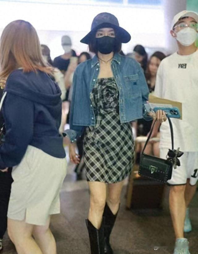 被秦岚的少女身段狠狠惊艳！格纹裙搭配牛仔外套，纤细小鸟腿超吸睛，状态也太绝了～ 