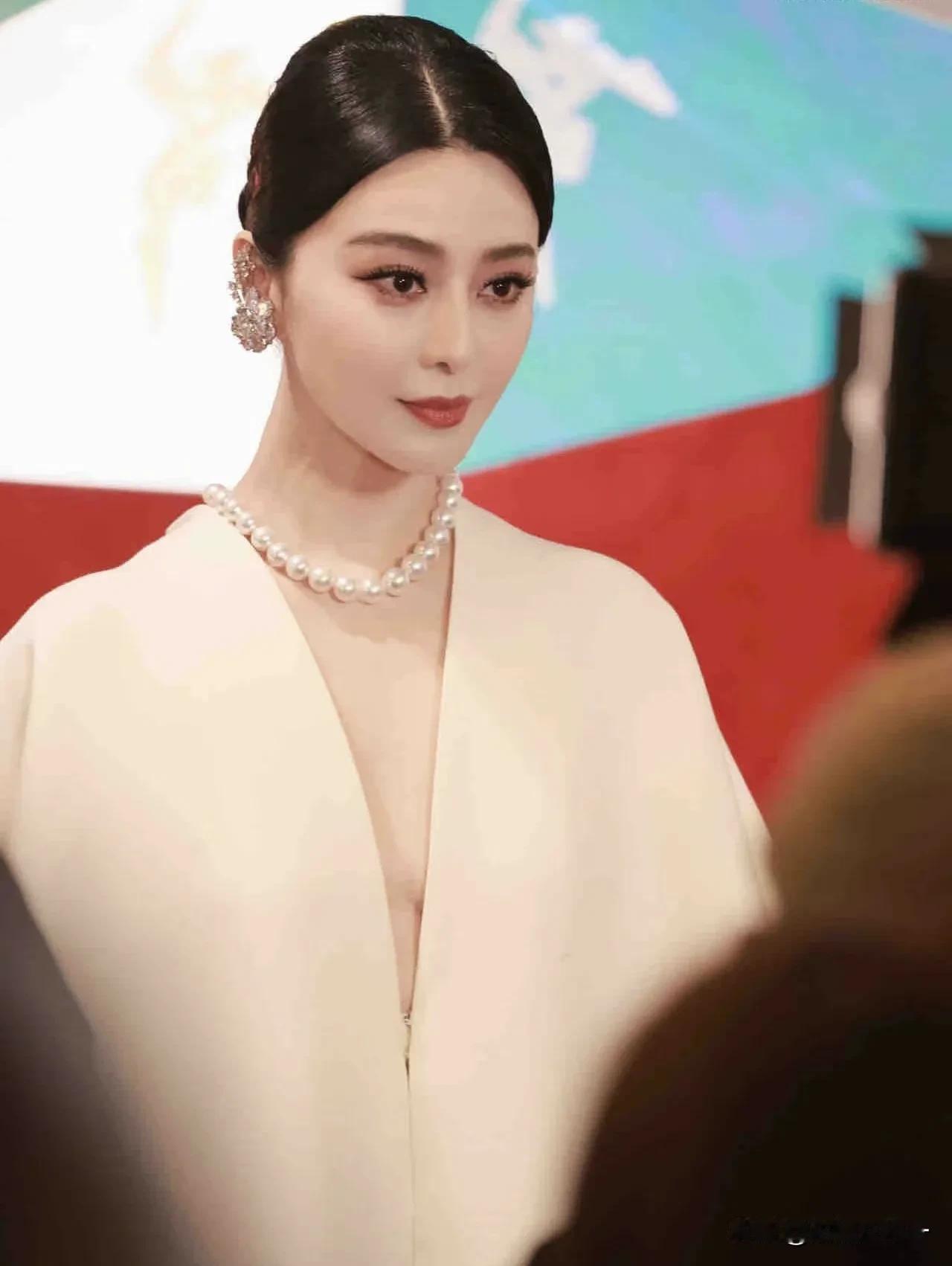 冰冰出山再次刮起了女王旋风，老花遇小花争奇又斗艳，大家觉得谁才是真正的最美红毯女