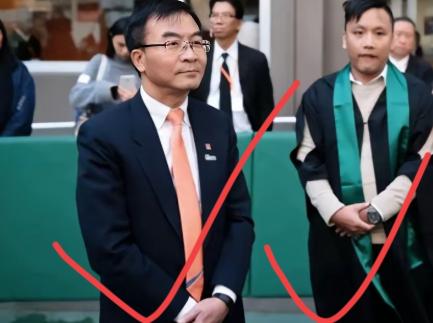 香港一学校毕业典礼上奏国歌，两名毕业生不仅不唱国歌，还一直坐着拒绝肃立，校长陈卓