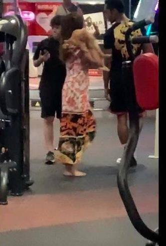 简直无法直视！这个女的太不知羞耻了，工作人员不让她带猫进健身房，她竟全裸大闹健身