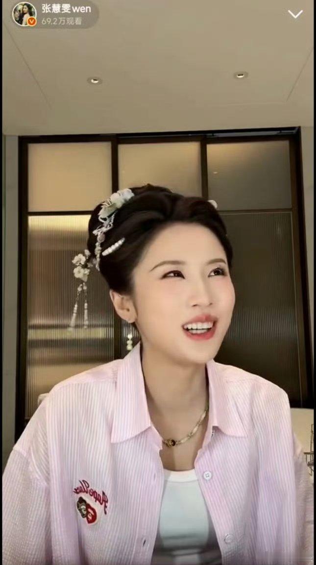 张慧雯约谢楠李心洁潜水张慧雯直播暂别舞台享受生活，和伙伴相约潜水，期待继续开播聊