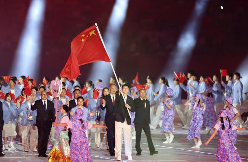 “已经空腹12小时了”！
日本的选手村差评如潮，中国男子体操选手入境后长时间等待