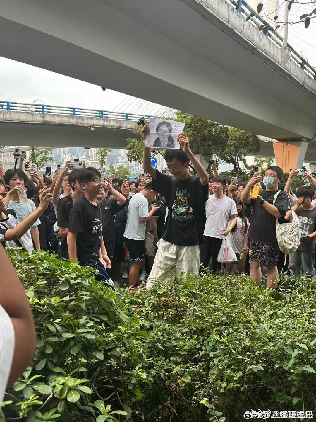 时代峰峻不管管吗时代峰峻公司楼下好多人 时代峰峻公司楼下好多人 不管管吗 