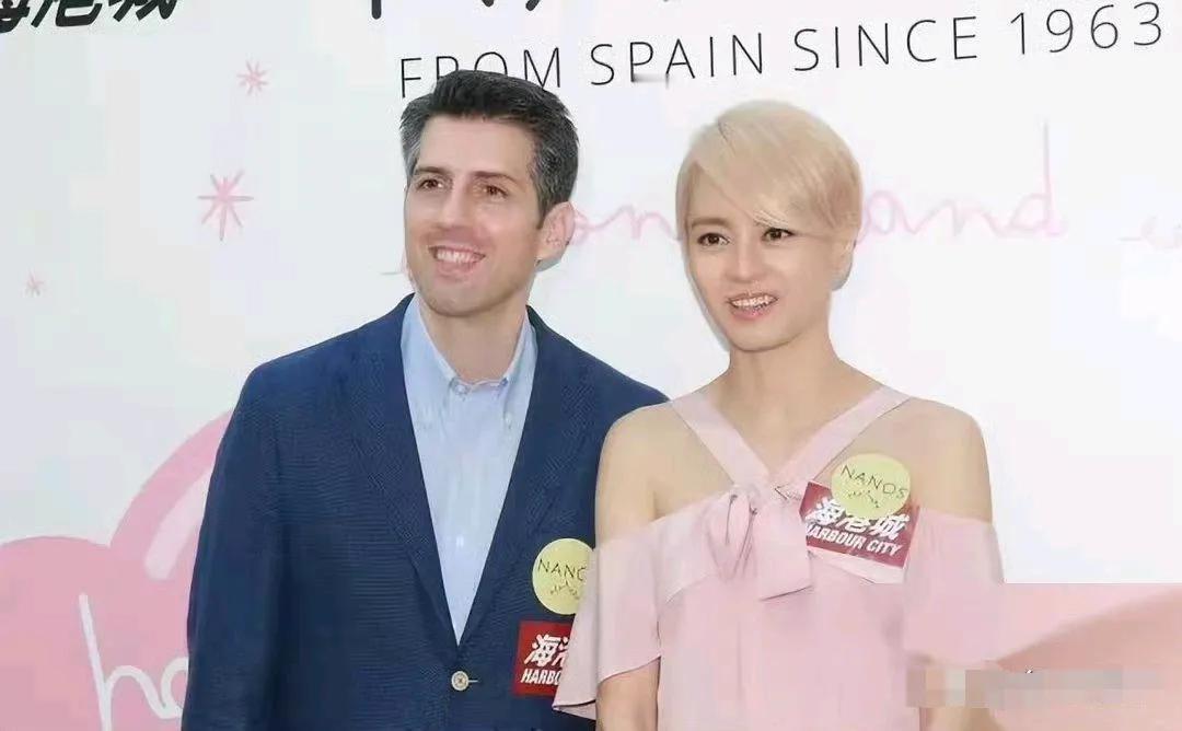 梁咏琪夫妇罕露面，本以为是那种暴发户小老头，没想到是个典型的高富帅，居然还很有夫