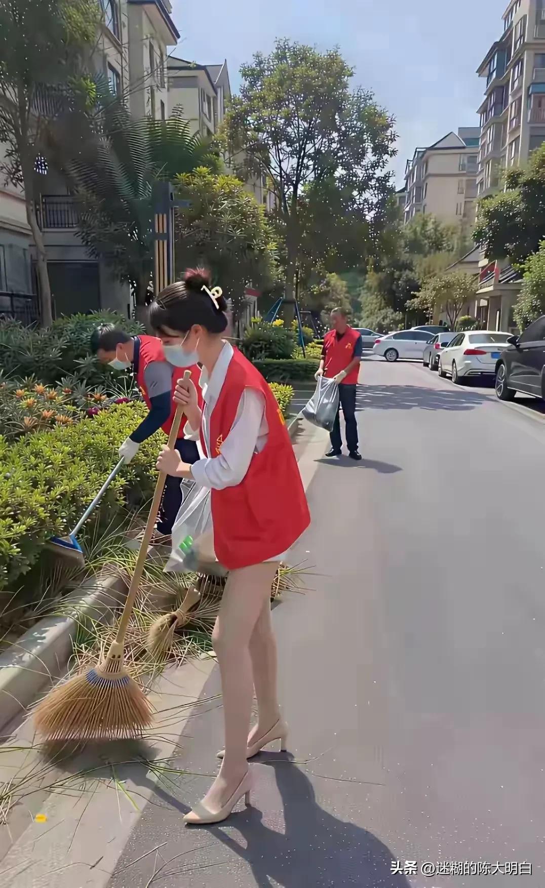 穿着高跟鞋扫地……现在的环卫工人都这么时尚了吗？[震惊][震惊][震惊]