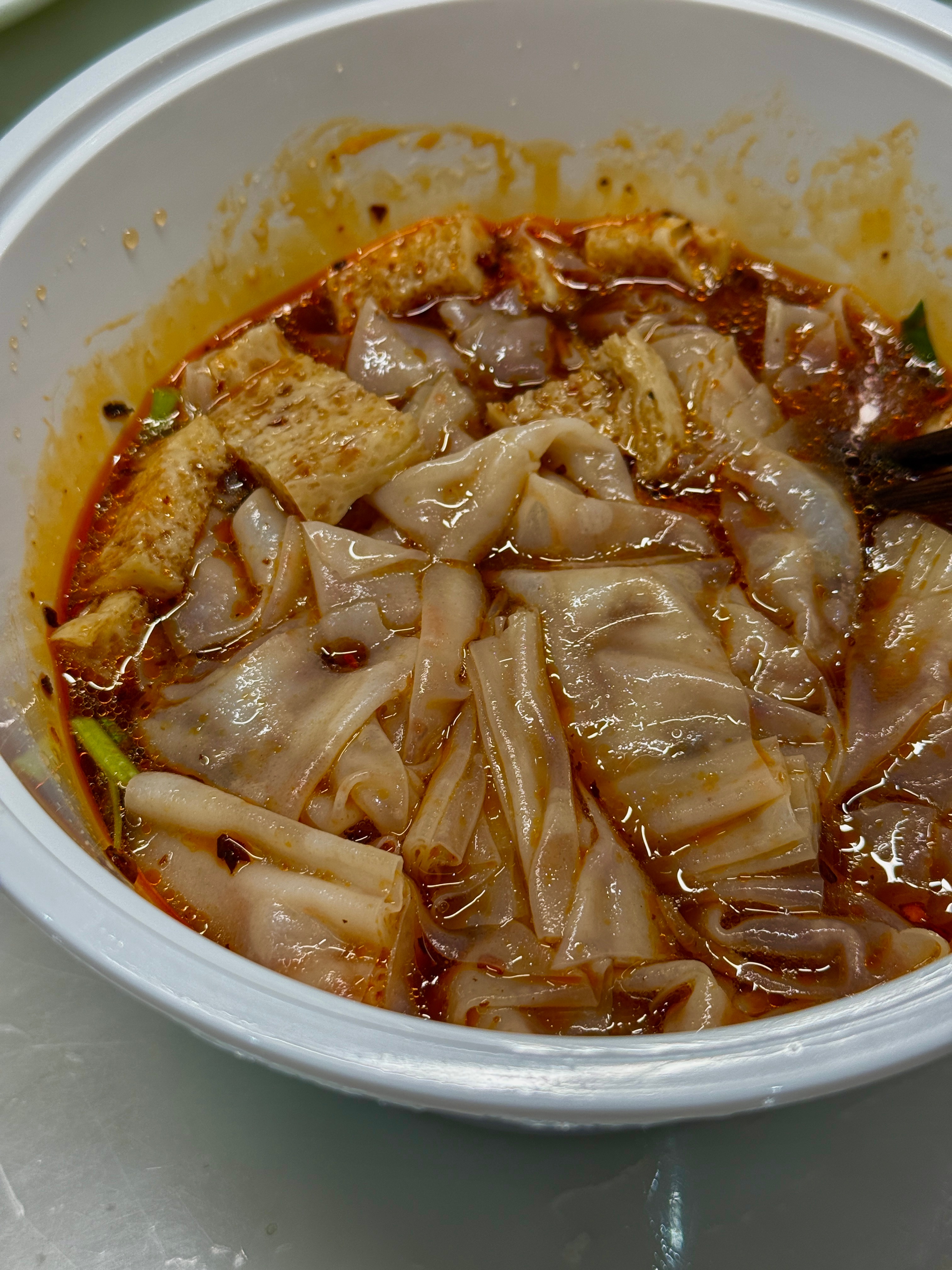 昨晚给他们仨做好饭给自己点了份赖氏凉皮原来东营的凉皮是没有麻酱的饼皮非常薄还挺清