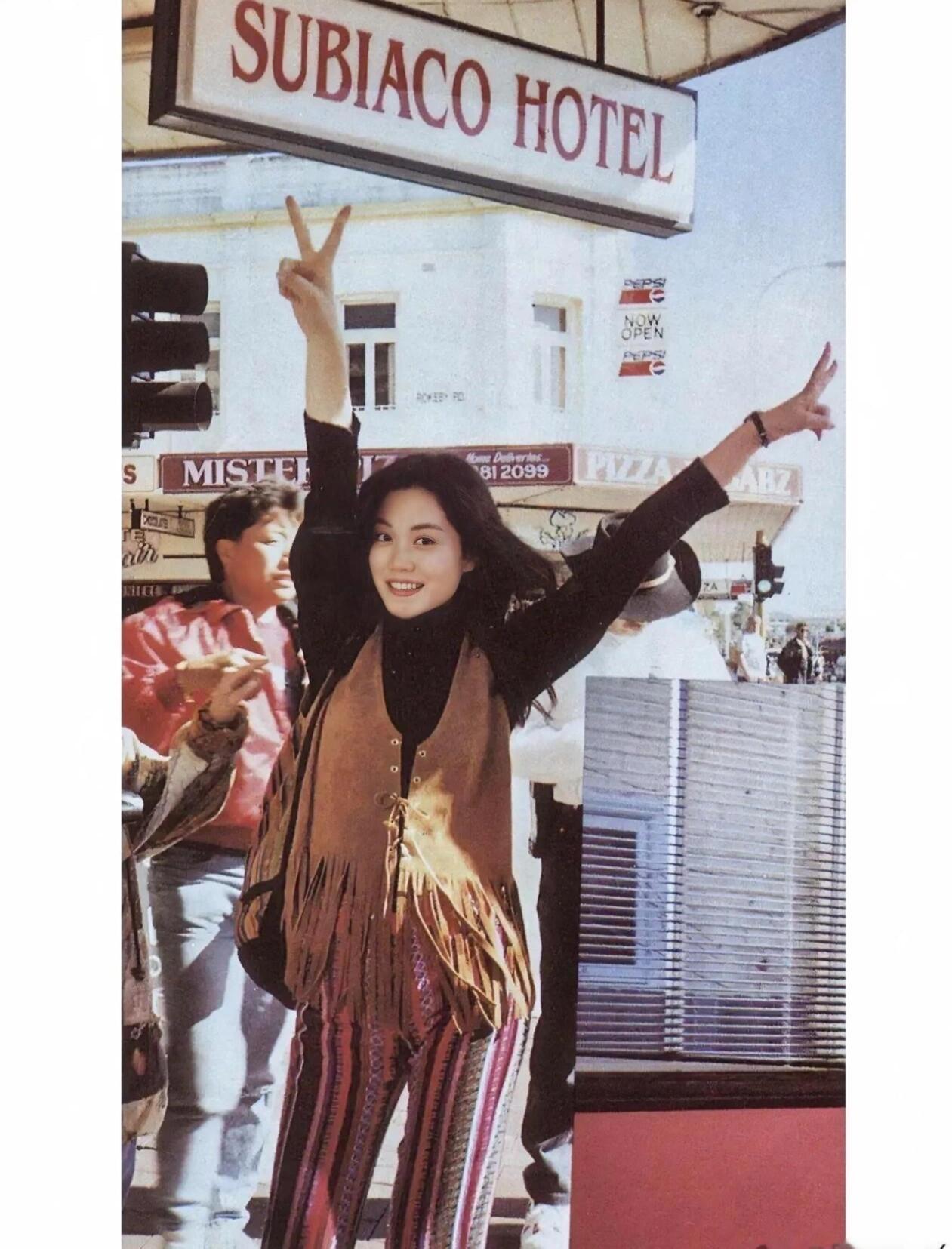 王菲当年在美国留学期间的一张留影。1991 年，王菲在美国留学期间的一张照片。当