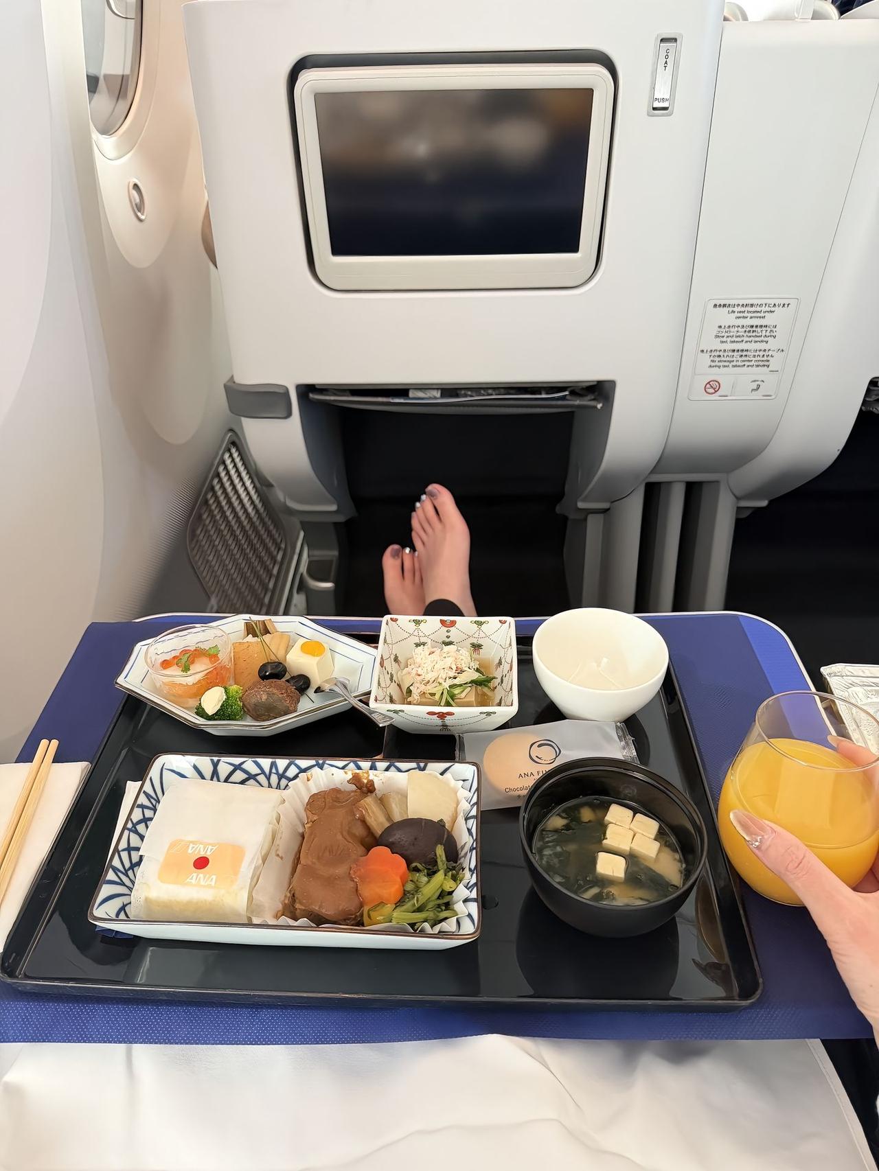 航空的商务舱餐食也太精致了吧！日式定食搭配鲜榨橙汁，飞行中的味蕾幸福感直接拉满～