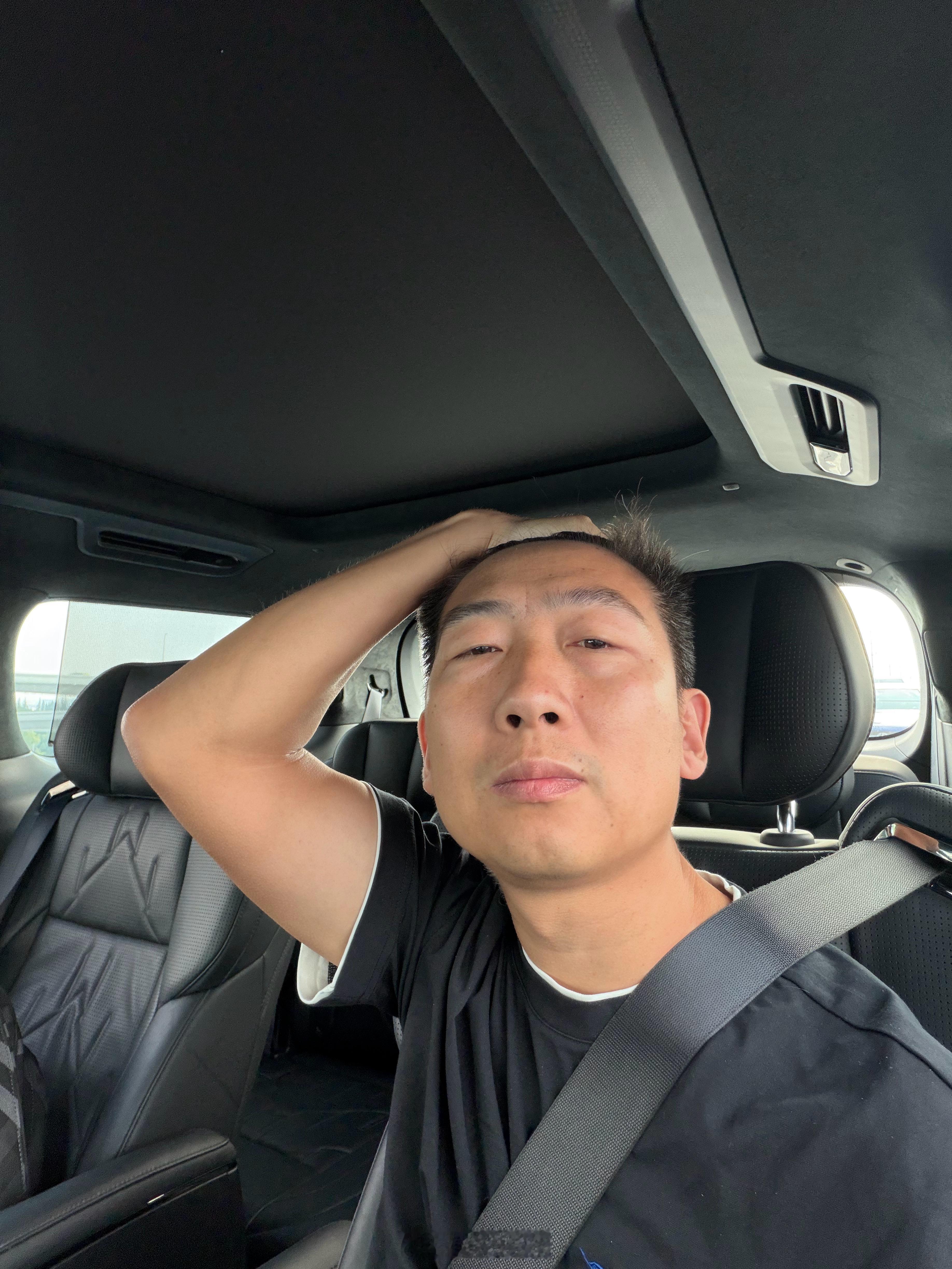 上海真是又闷又热，好在有极氪009接机，师傅提前把空调打开了，上车那一刻立马就舒