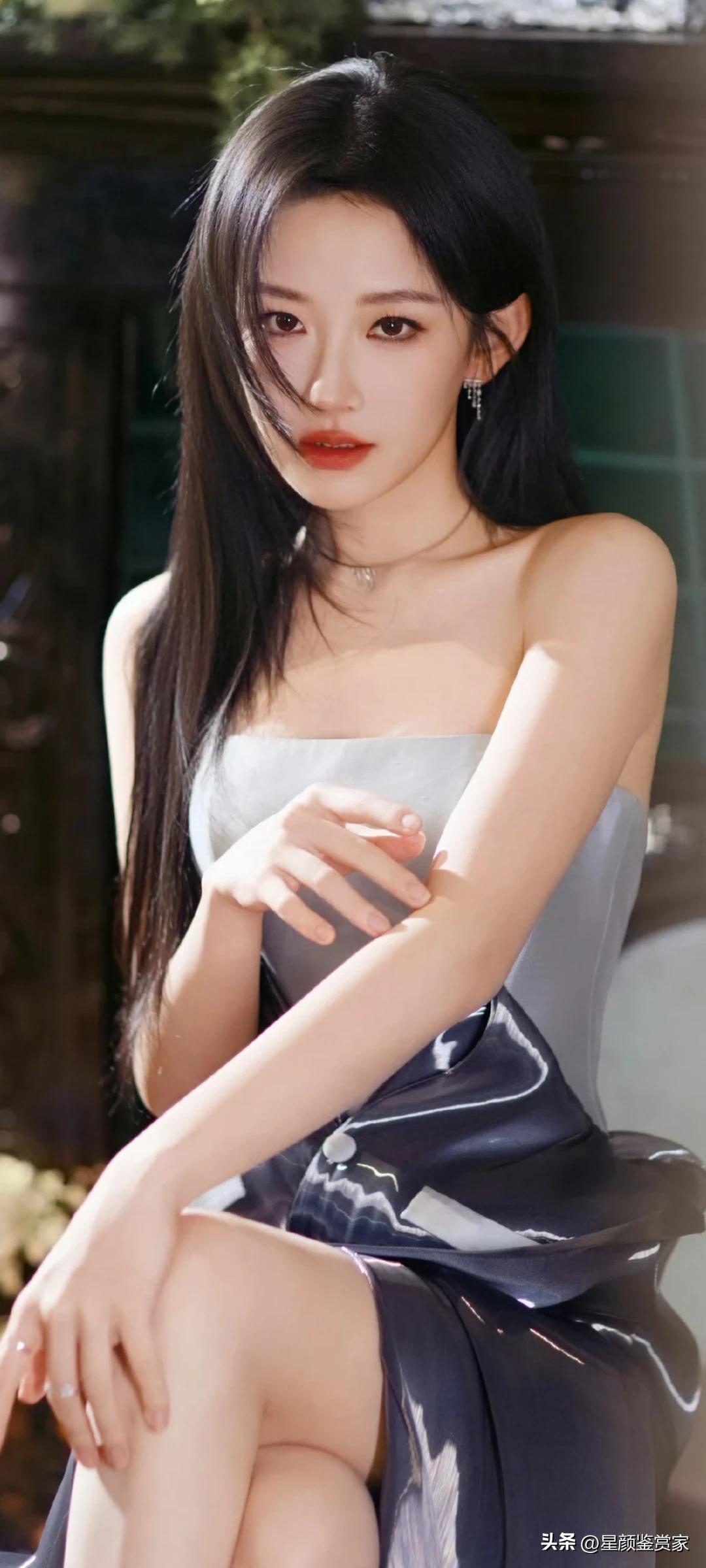 韩雨彤壁纸写真～
一袭水墨感长裙，在法式氛围里，美得像从画中走出来的人。