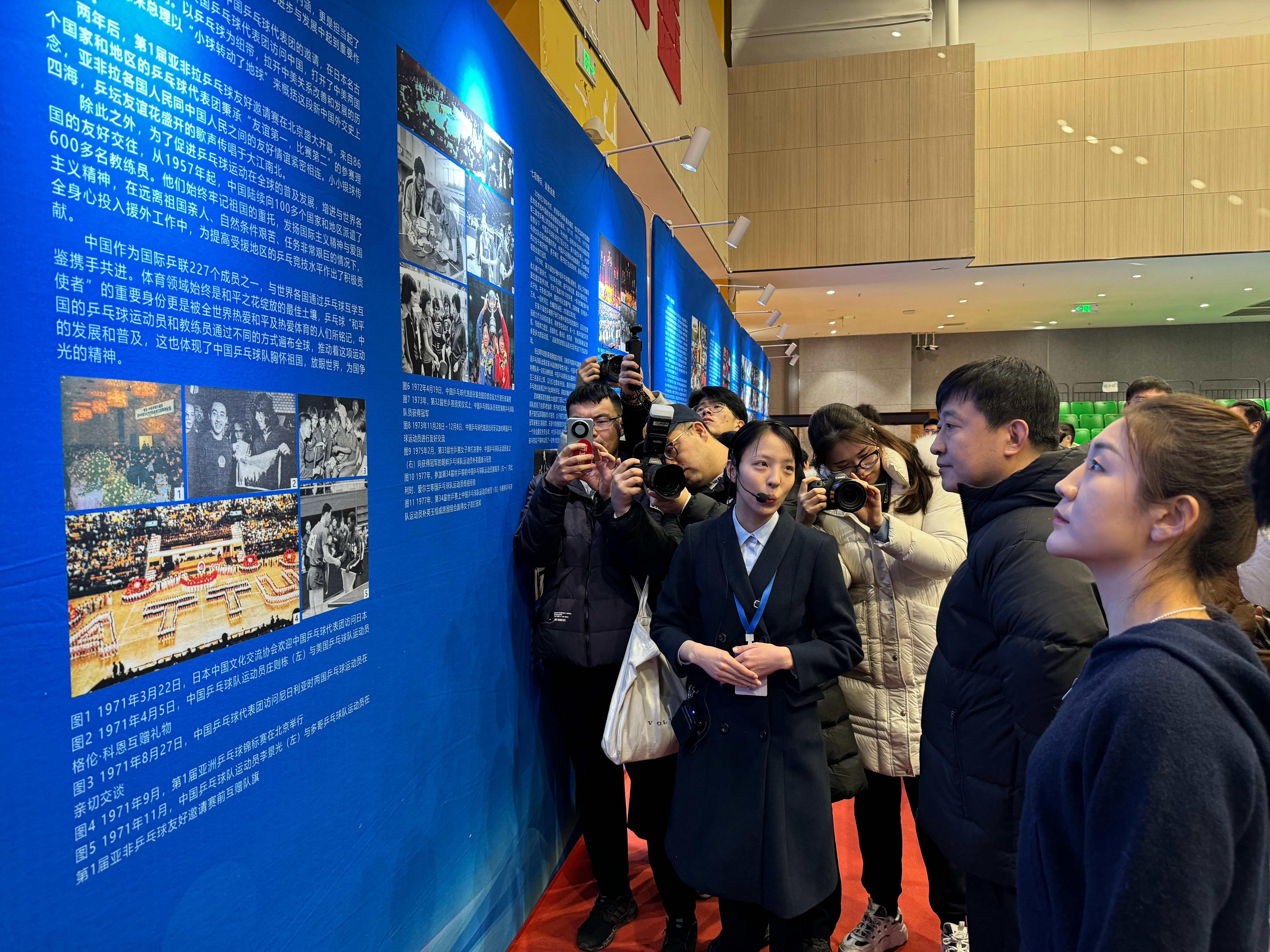 陈梦杯国际青少年乒乓球邀请赛开赛 陈梦观看中国乒乓球历史展[赞][赞] 