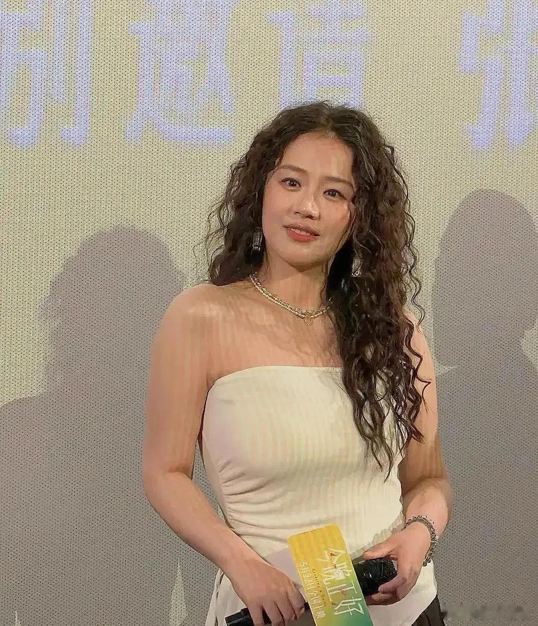 马思纯新造型翻车了！波浪卷显老还土气，造型师的锅还是她又胖回去了 ​​​