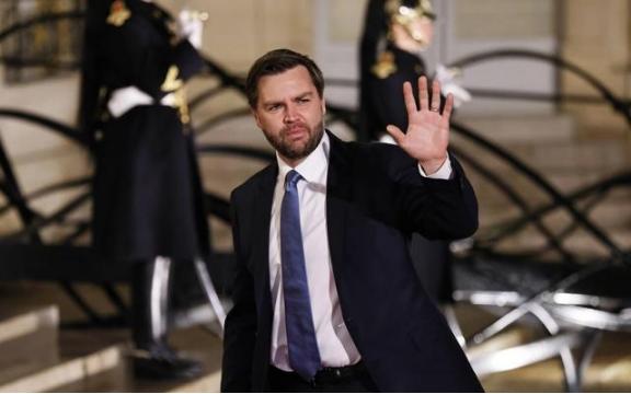 离谱到家了！美国副总统万斯，堂堂国家二把手，居然被特朗普拿捏得服服帖帖。[微风]