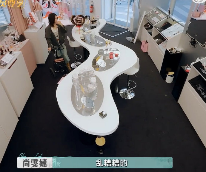 尚雯婕看着工作过的痕迹不舍尚雯婕[超话]尚雯婕看着工作痕迹的不舍模样，满是真诚与