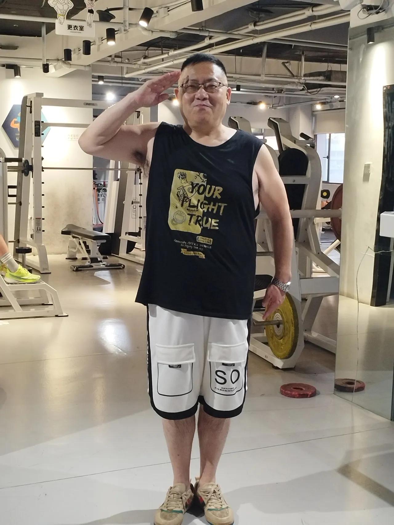 现在很多做自媒体的人都不拍视频，有的都进工厂打螺丝，有的都洗手不干了。

可我却