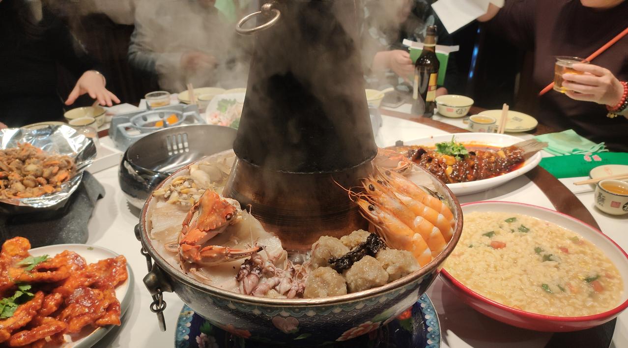 追风行者自驾盘锦红海滩7日游 锦州收官之夜，车友们围坐畅谈旅行点滴。从红海滩的壮