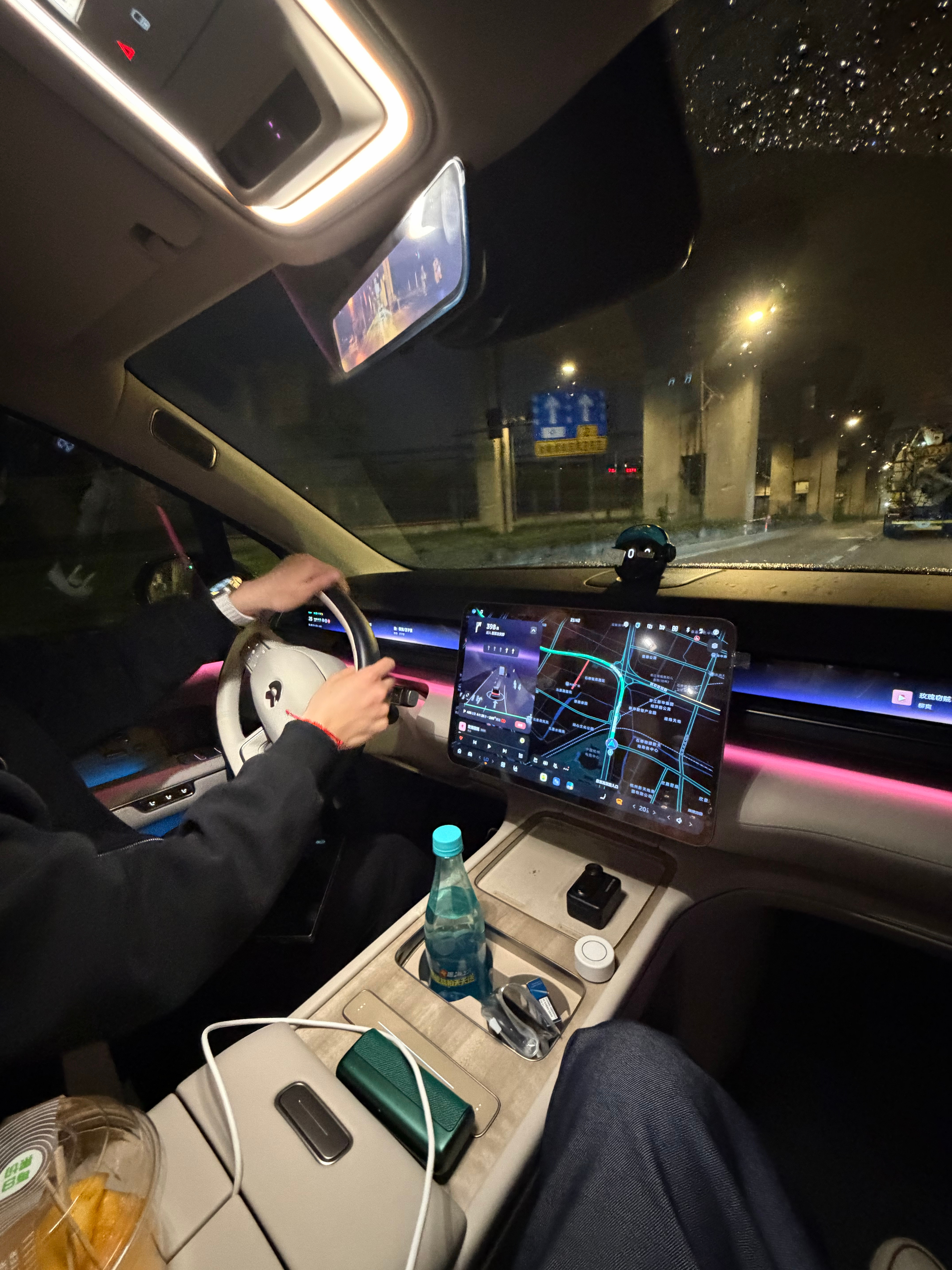 发布会结束，直奔合肥，司机小刘等候多时，回去处理L90了。 