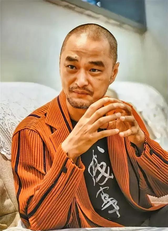 ​冯唐说：
“不论有钱没钱，最好的活法，
物质低配、关系低耗、情绪低温，
希望你