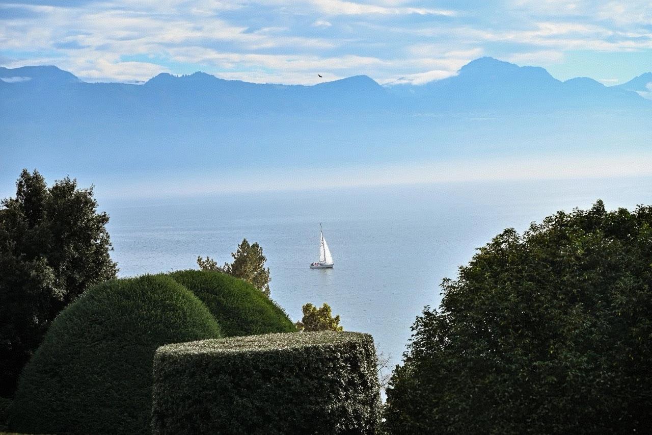 有人说教育是服务行业，这话没错，但老师并非服务人员，可别弄错了。你见过哪个服务人