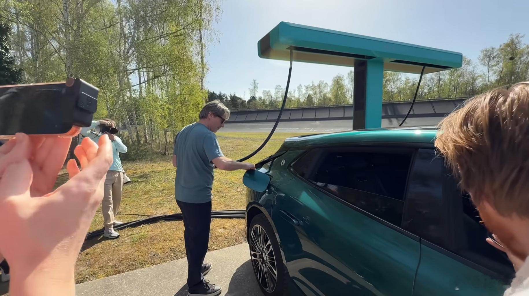 比亚迪把闪充桩带到欧洲去，把老外都看呆了，10%-97%只用了9分钟多点。不过他