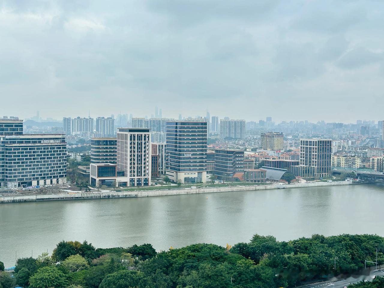 大广州今天多云☁️，灰蒙蒙的，看那那不香，把想出门的欲望彻底封印了！[捂脸]