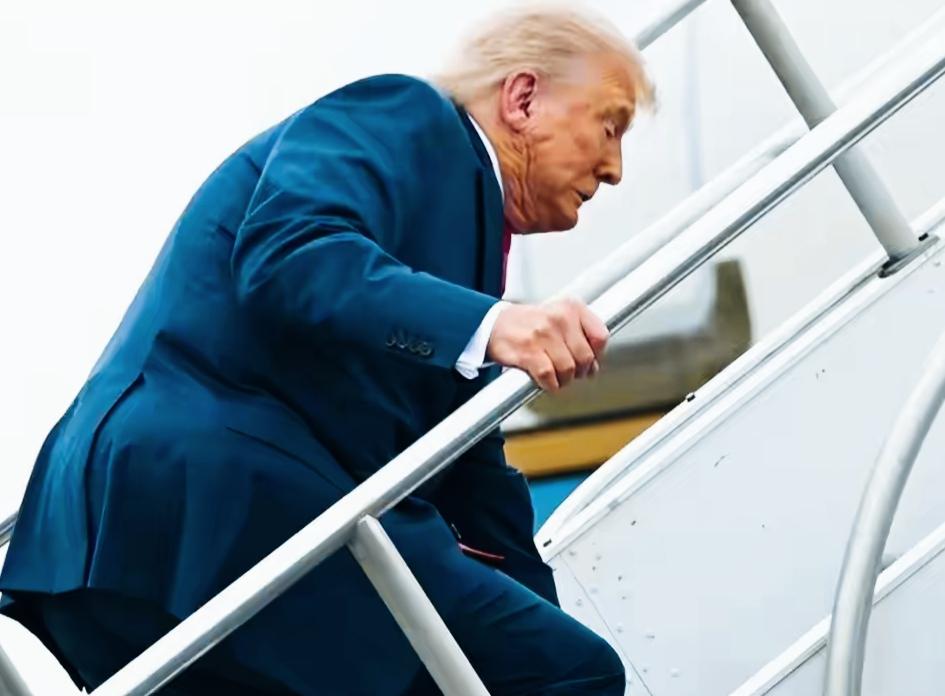 特朗普上飞机时，脸上表情咋这么狰狞啊？
这面部表情是什么意思呢？
是上飞机感觉非