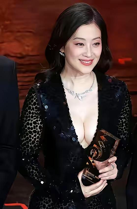 50岁的梅婷身材紧致、线条清晰，减肥有成效，保留自然丰盈，无容貌焦虑。
