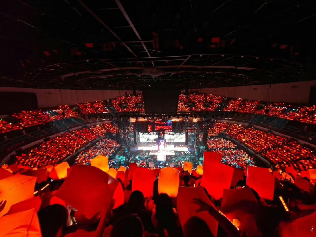 李宇春演唱会名场面来袭！吹孔明灯环节她化身“时间管理者”，催大家“别耽误，手脚并