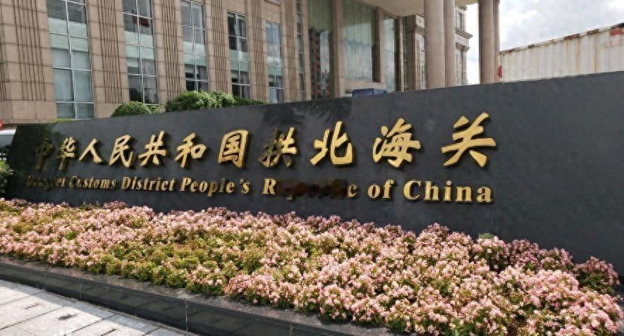 1997年刘华清副主席参观反走私展，关切地询问周鑫全伤情，轻声问还疼吗？
199