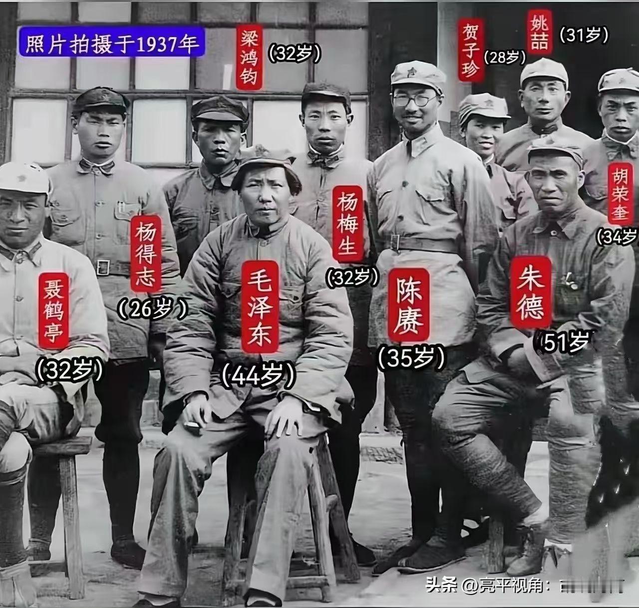 1937年抗战前夕，一帧珍贵的头戴红军八角帽的44岁教员和28岁的夫人贺子珍（后