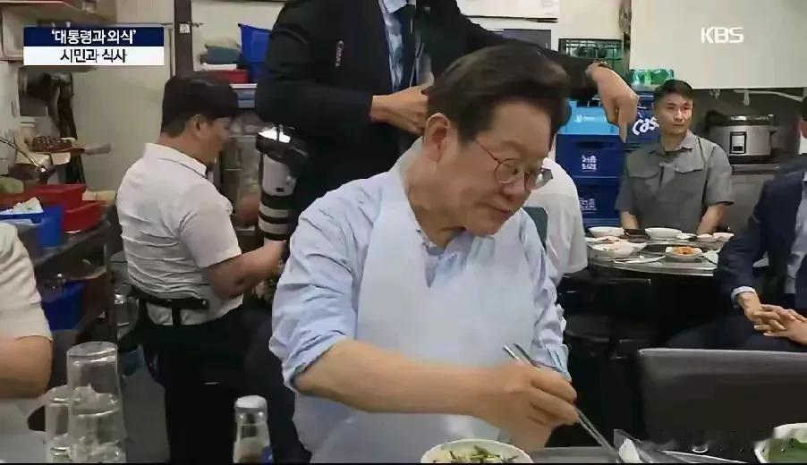 这届韩国总统李在明做到了与普通民众“打成一片”，亲自去菜市场买菜，去普通饭店吃饭